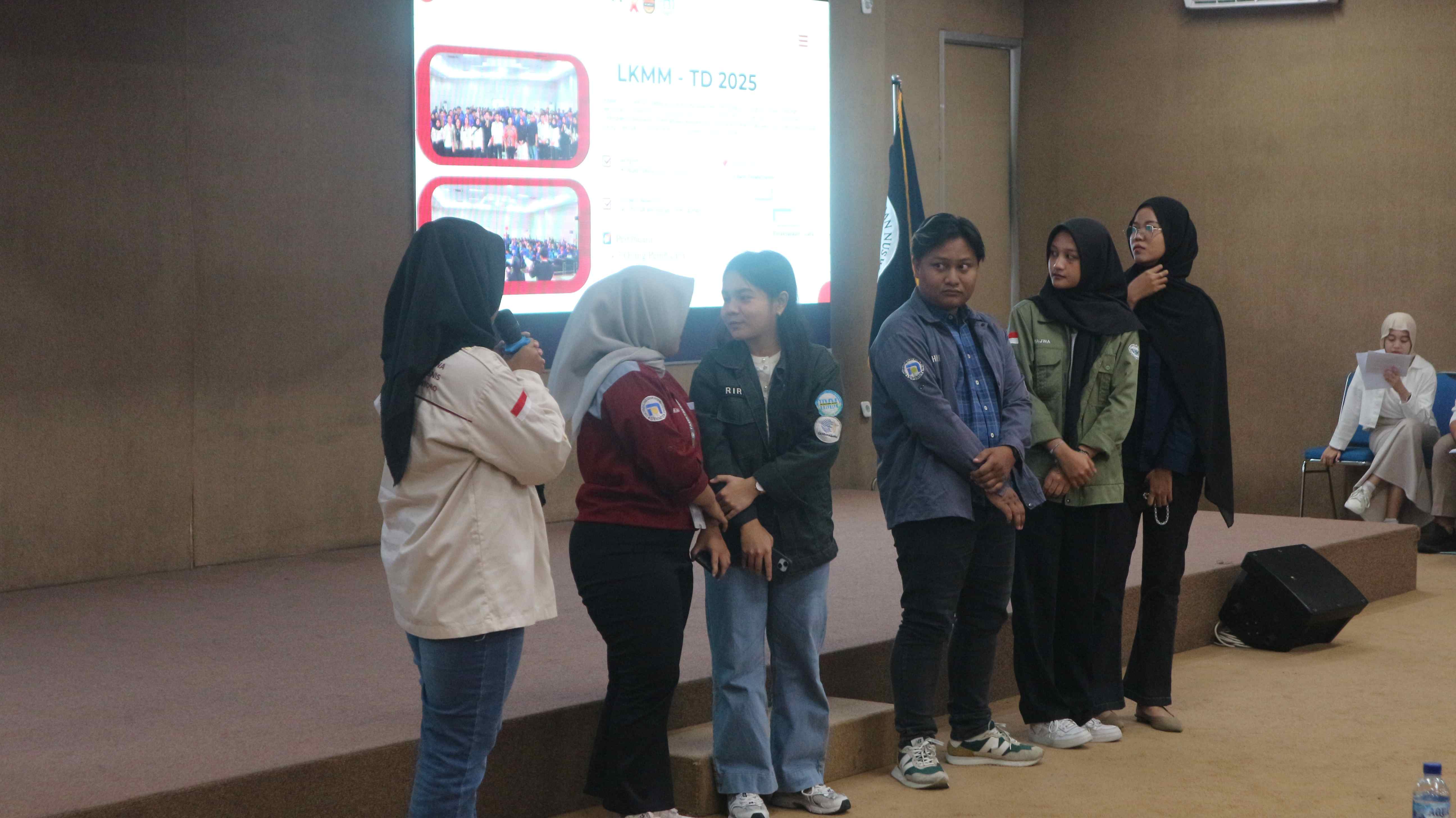 Pemaparan Materi Oleh Ormawa Fakultas Ekonomi Bisnis